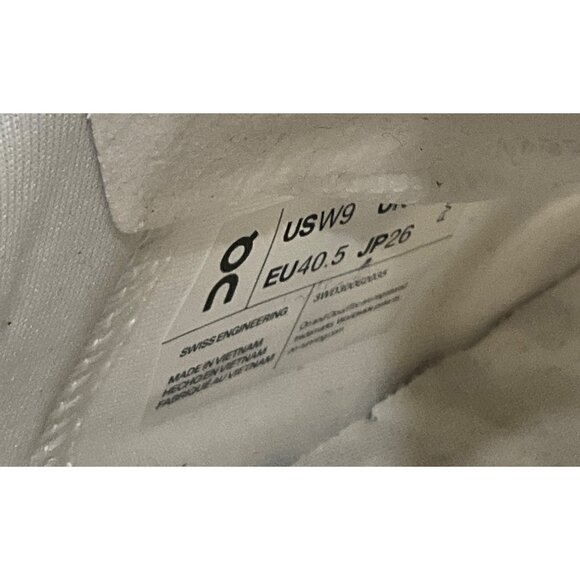 ON Cloudpulse Sneakers in Undyed & Frost 9 with box Mens Athletic Shoes - Picture 9 of 16